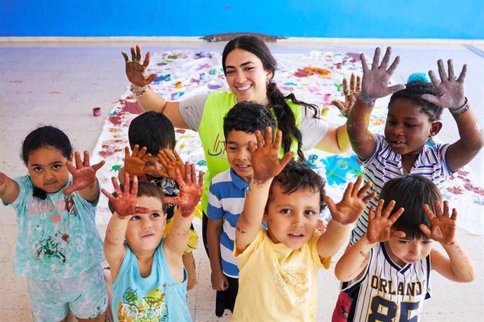 Archivo - Estela Maria Rueda (beneficiaria del programa CaixaProinfancia de la Fundación "la Caixa"), con niños beneficiarios del programa CaixaProinfancia de la Fundación "la Caixa".