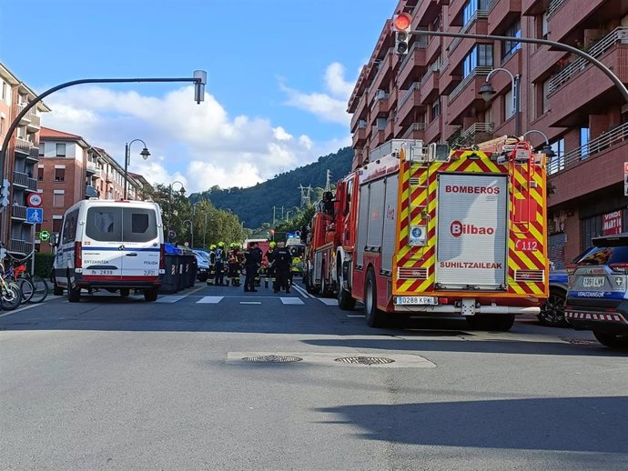 El atrincherado en Bilbao tras agredir a sus padres con arma blanca se arroja al vacío y es trasladado al hospital