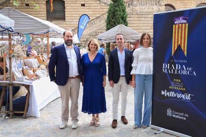 El presidente del Consell de Mallorca, Llorenç Galmés, en la feria artesanal en La Misericòrdia