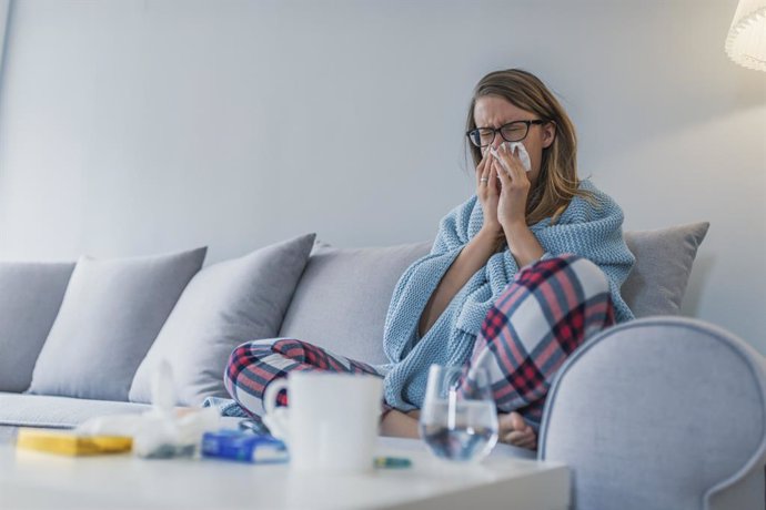 Archivo - Mujer enferma con gripe.