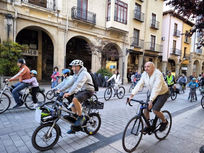 Una 'bicimanifestación' protesta por la "gestión de la movilidad" en Logroño