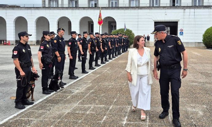 La delegada del Gobierno, Adriana Lastra, en su visita a las dependencias de la Policía Nacional en Oviedo.