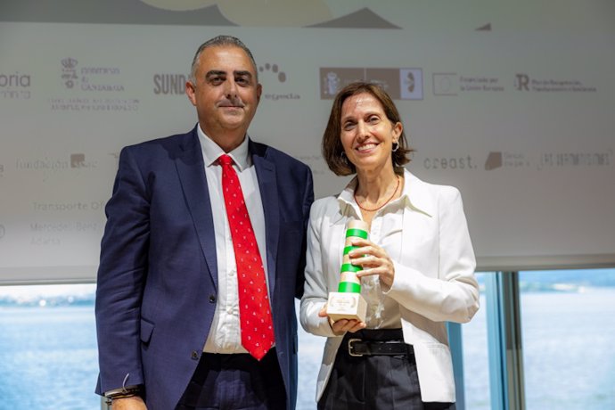 Media entrega el premio 'Faro Verde' a Canal Odisea, dentro de la Semana Internacional del Cine de Santander