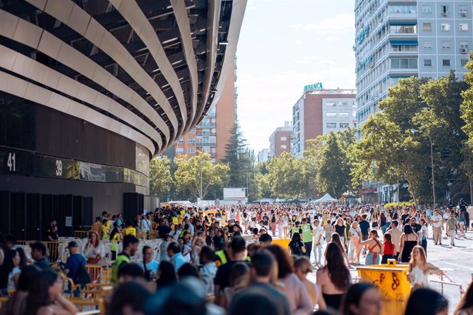 Archivo - Fans de Taylor Swift en las inmediaciones del Estadio Santiago Bernabéu, antes del segundo concierto de Taylor Swift, a 30 de mayo de 2024, en Madrid (España). 