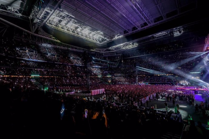 Cientos de personas durante un concierto del grupo Aventura en el Estadio Santiago Bernabéu, a 7 de septiembre de 224, en Madrid (España). 