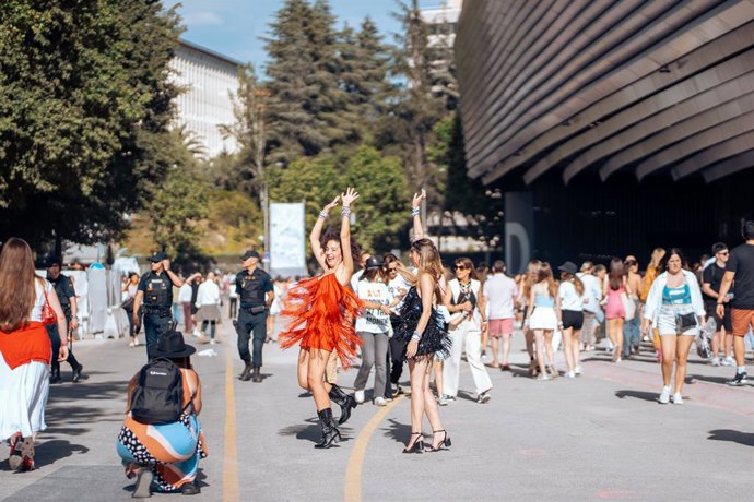 Archivo - Fans de Taylor Swift en las inmediaciones del Estadio Santiago Bernabéu, antes del segundo concierto de Taylor Swift, a 30 de mayo de 2024, en Madrid (España). La artista estadounidense Taylor Swift actuó ayer y hoy, ofrece su segundo conciert