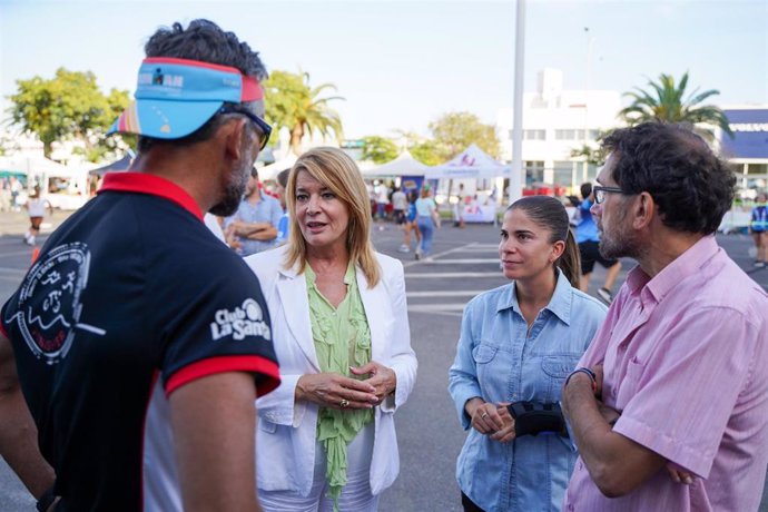 La alcaldesa de Huelva, Pilar Miranda, junto a la concejal de Deportes y Juventud, María de la O Rubio; en la inauguración de la VIII edición de la Feria del Deporte.