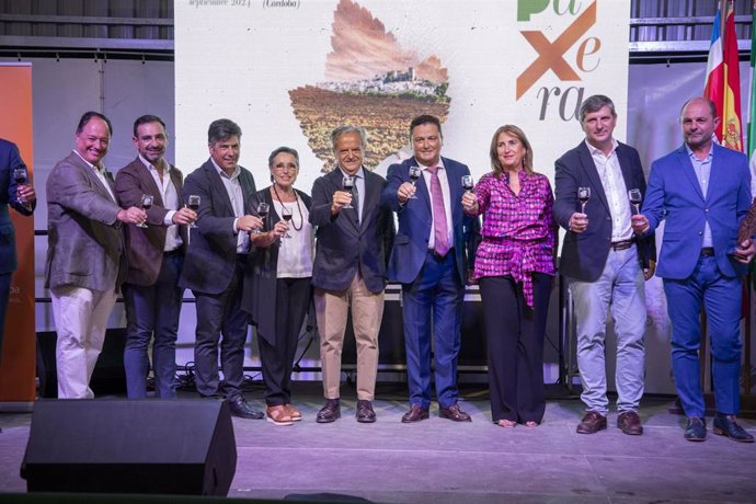 Autoridades presentes en la apertura de Paxera 2024, la Feria del Vino Dulce.