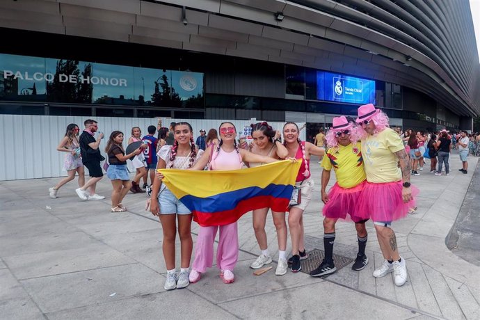 Archivo - Ambiente previo al concierto de Karol G en los alrededores del Santiago Bernabéu, a 20 de julio de 2024, en Madrid (España). Karol G llega a España durante cuatro días seguidos: 20, 21, 22 y 23 de julio con su gira ‘Mañana será bonito’, un álbum