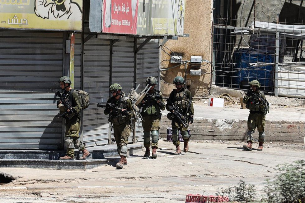 Efectivos del Ejército israelí durante una operación en el campo de Al Fara, Cisjordania 