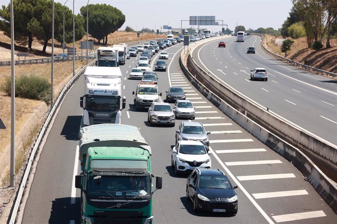 Archivo - Atasco kilométrico en la A49 en sentido Huelva, imagen de archivo. 