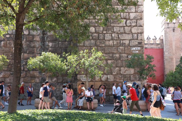 Archivo - Turistas en la Plaza del Triunfo se disponen a entrar en el Real Alcázar de Sevilla. A 12 de agosto de 2024, en Sevilla (Andalucía, España) (Foto de archivo).