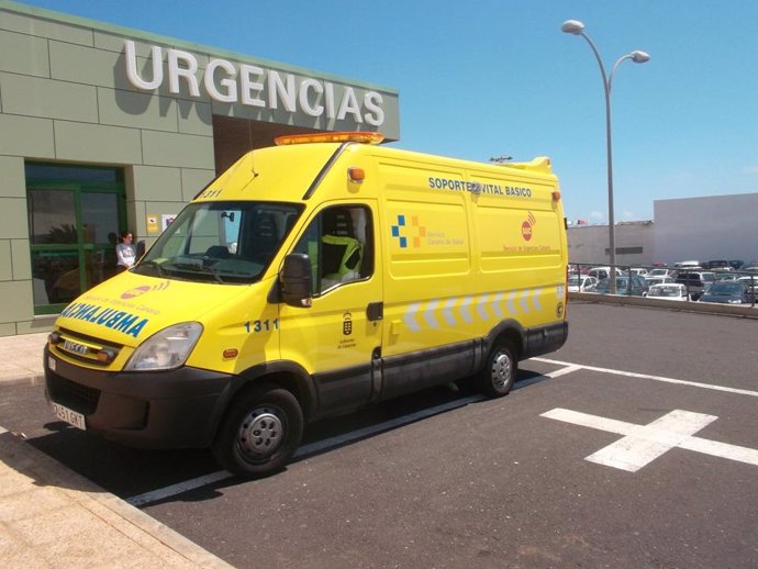 Archivo - Ambulancia del Servicio de Urgencias Canario (SUC)