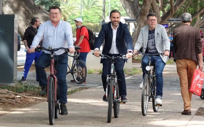 Concejales socialistas en el Ayuntamiento de Málaga pasean en bicicleta por el centro de la ciudad.