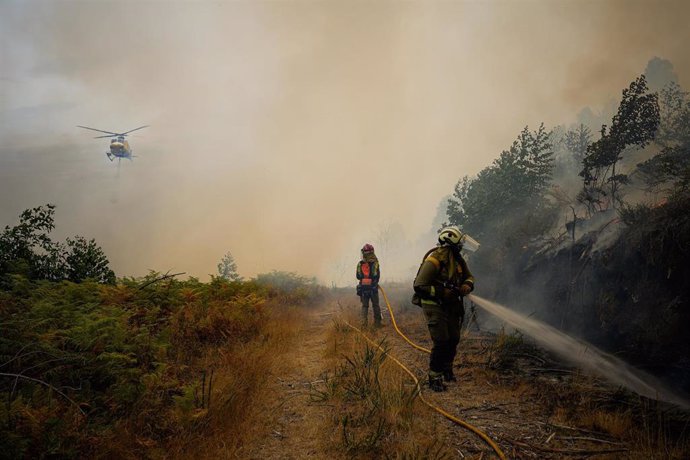 Agentes del equipo de Bomberos de Galicia trabajan durante un incendio, a 5 de septiembre de 2024, en Crecente, Pontevedra, Galicia (España). 