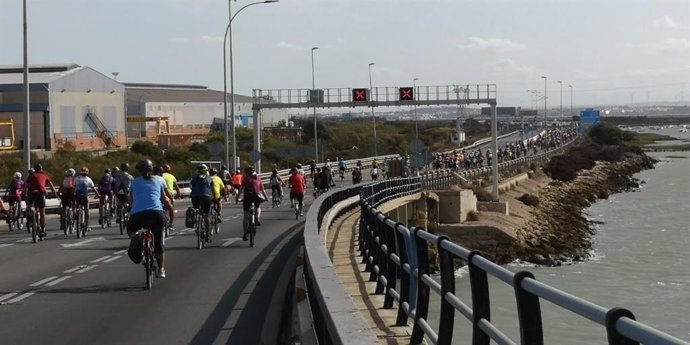 Archivo - Bicifestación de la Asamblea Ciclista Bahía de Cádiz por el puente Carranza celebrada en septiembre de 2022.