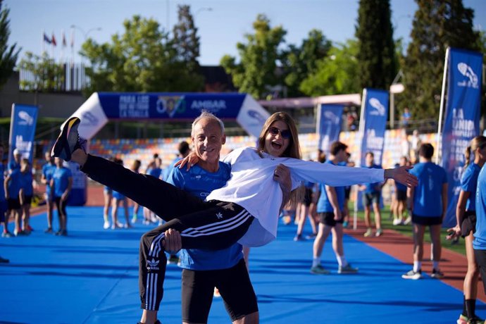 La atleta olímpica española Águeda Marqués y Fermín Cacho, campeón olímpico de 1.500 metros en Barcelona'92, ejercen de padrinos en el primer entrenamiento del curso del Club Corredores