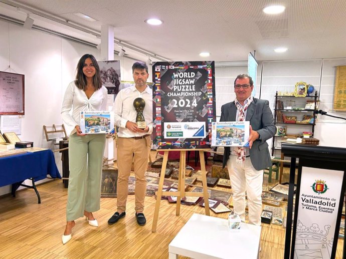 La concejala de Turismo, Eventos y Marca Ciudad, Blanca Jiménez; el presidente de la Federación Mundial del Puzzle, Alfonso Álvarez Ossorio, y el responsable de Relaciones Institucionales de Caja Rural de Zamora, Narciso Prieto