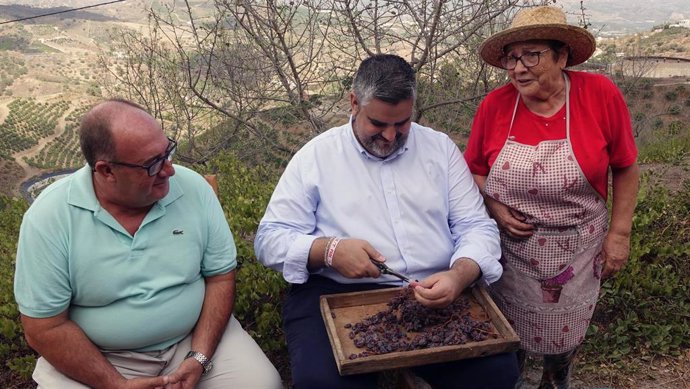 El portavoz del PSOE en la Diputación de Málaga, Josele González, junto al alcalde de Iznate, Gregorio Campos, durante una visita al municipio axárquico.