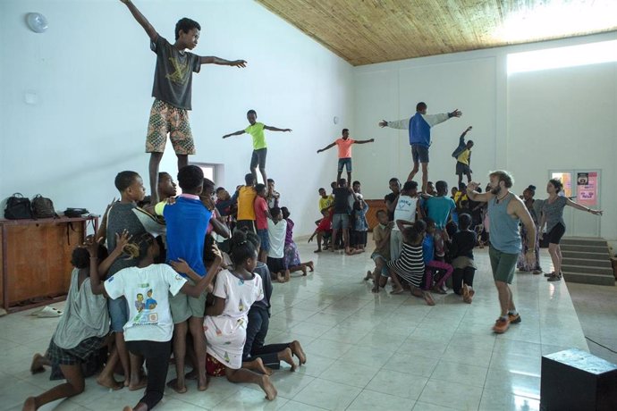 Carlos Martos dirige uno de los ensayos de la ópera solidaria en Tulear (Madagascar), gracias a la ONG Ópera Sin Fronteras.