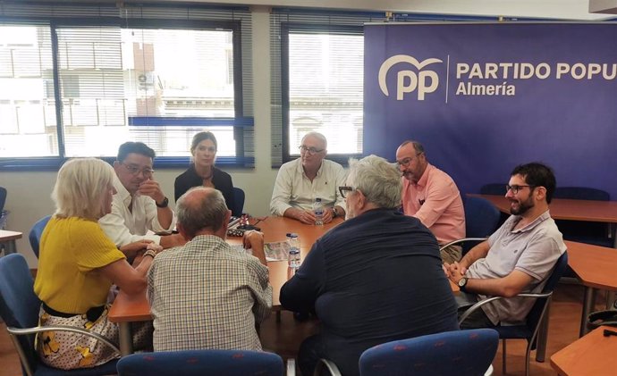 Reunión del PP de Almería con los representantes de la Mesa del Ferrocarril.