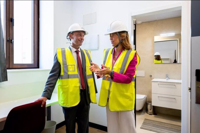 La alcaldesa de Zaragoza, Natalia Chueca, durante una visita a Residencia Pontoneros.