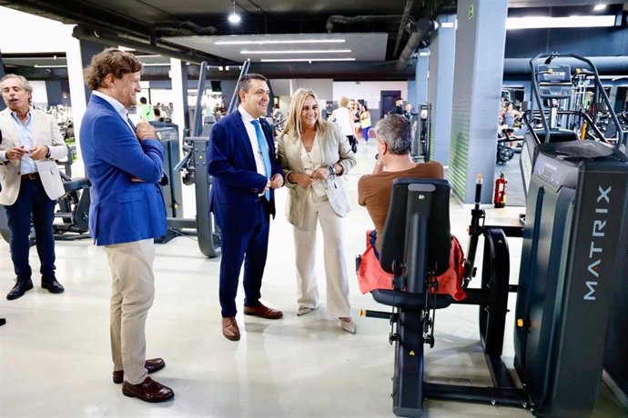 La alcaldesa de Granada, Marifrán Carazo, en una visita al centro deportivo tras el fin de obra.