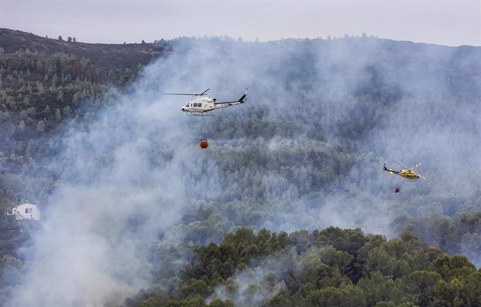 Helicópteros de los bomberos trabajan en labores de extinción del incendio forestal que comenzó en Simat, a 13 de septiembre de 2024, en Barcheta, Valencia, Comunidad Valenciana (España). El incendio forestal declarado hoy en la localidad valenciana de Si