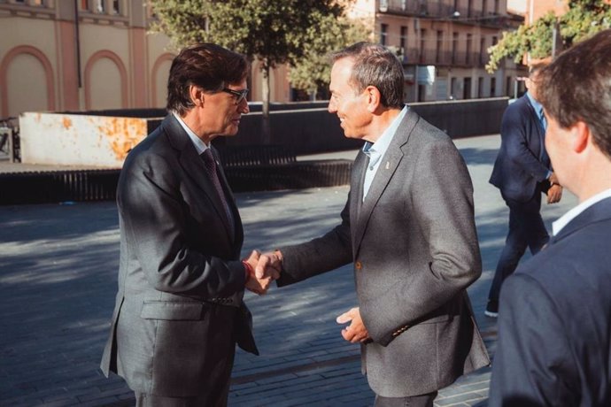 El presidente de la Generalitat, Salvador Illa, con el alcalde de Olot (Girona), Josep Berga (Junts)