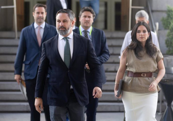 Archivo - El líder de VOX, Santiago Abascal y la portavoz de VOX en el Congreso, Pepa Millán, llegan al pleno extraordinario en el Congreso de los Diputados, a 11 de julio de 2024, en Madrid (España). 