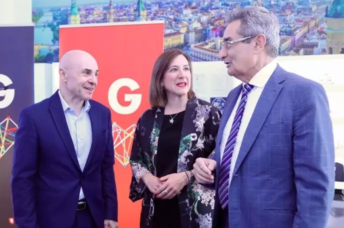 La consejera municipal de Cultura, Educación y Turismo, Sara Fernández, junto al gerente del patronato municipal Zaragoza Turismo, José Francisco García, y el portavoz de VOX, Julio Calvo, en la presentación de la campaña de pormoción realizada en mayo.