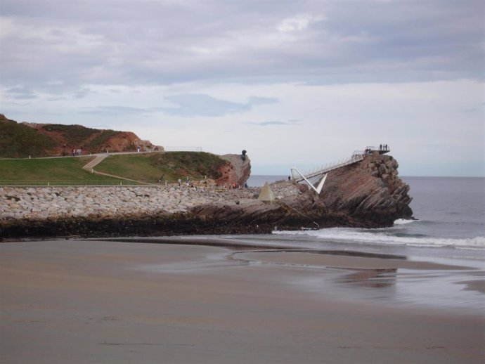 Archivo - Pasarela a la Peñona de Salinas, Castrillón