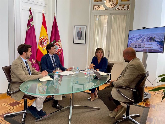 En la imagen, el secretario general de la Consejería de Fomento e Infraestructuras, José Francisco Lajara; el consejero Jorge García Montoro; la alcaldesa Noelia Arroyo; y el concejal de Presidencia, Urbanismo e Infraestructuras de Cartaga