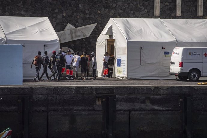 Migrantes desembarcan de un primer cayuco a su llegada al puerto de La Restinga, a 22 de agosto de 2024, en El Hierro, Canarias (España). El primer cayuco que ha llegado a la isla contaba con 188 migrantes, entre ellos 14 mujeres. Tras el desembarco varia