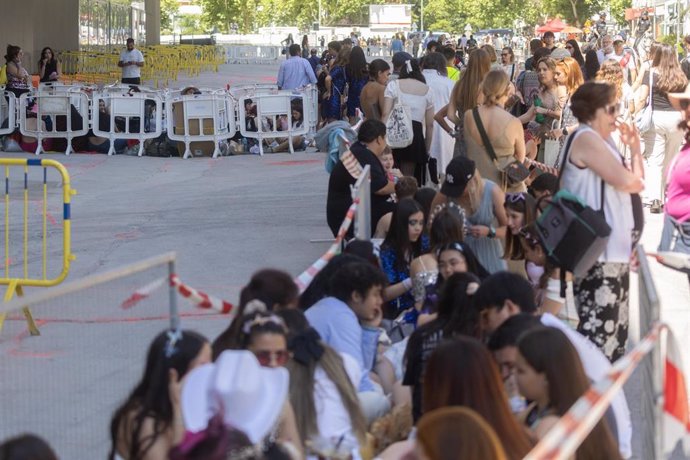 Archivo - Ambiente previo a la primera de las dos actuaciones de Taylor Swift en el Santiago Bernabéu, a 29 de mayo de 2024, en Madrid (España). 