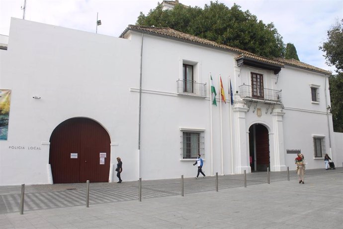 Archivo - Imagen de archivo de la fachada del Ayuntamiento de Tomares (Sevilla).