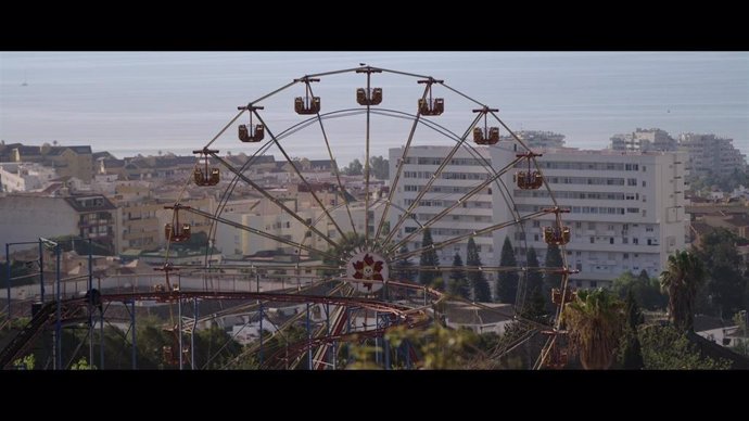 Fotograma del documental 'Tivoli' en el que se puede ver la noria del conocido parque de atracciones ubicado en Arroyo de la Miel, Benalmádena.