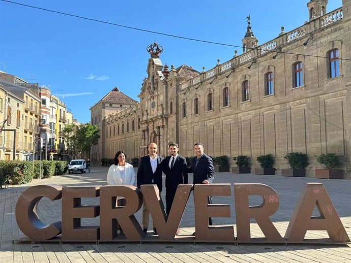 El conseller de la Presidencia de la Generalitat, Albert Dalmau, en su visita en Cervera (Lleida)