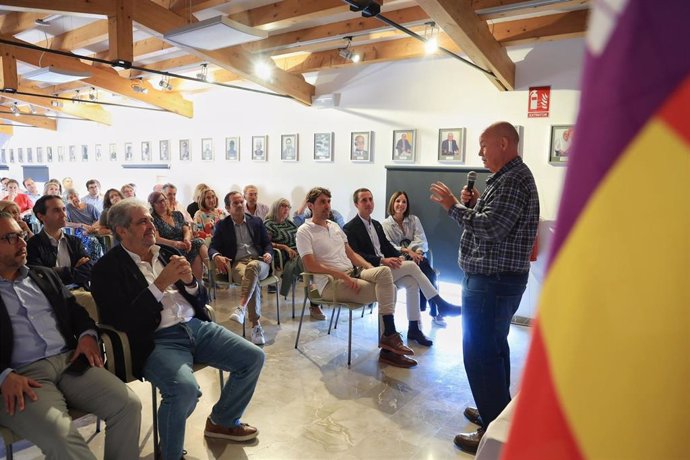 El historiador Antoni Ortega interviene en la charla sobre la historia de la bandera de Mallorca.