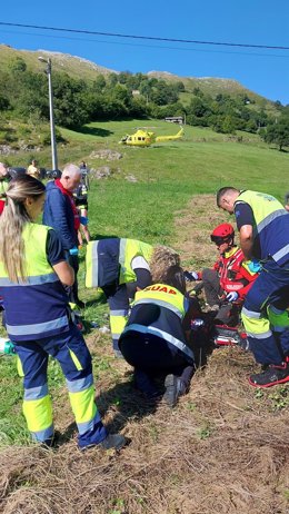 Evacuado en helicóptero un ciclista inconsciente tras una caída en San Roque de Riomiera