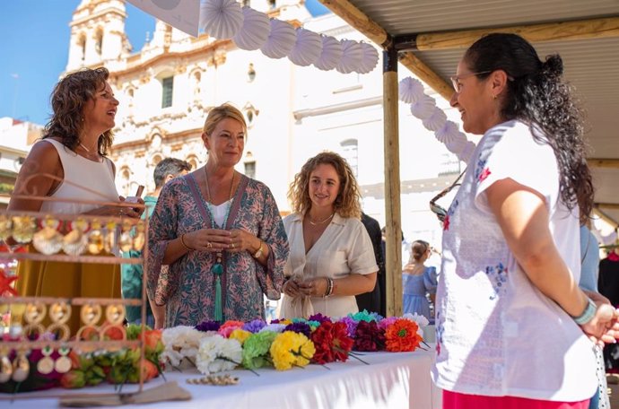 La alcaldesa de Huelva, Pilar Miranda, este sábado en su visita a la primera edición de 'De Feria'.