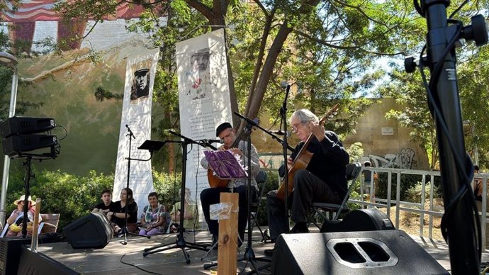 La plaza Pablo Neruda de Barcelona estrena el mural "Vaixell dels Pobles Migrats"