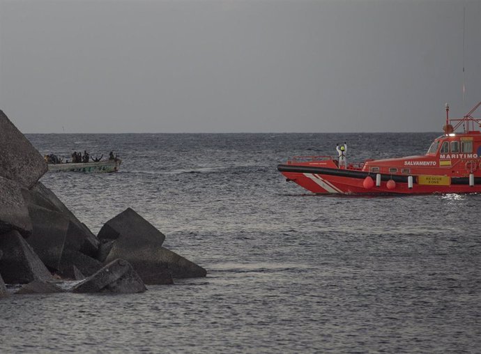 Salvamento Marítimo socorre a un cayuco a su llegada al puerto de La Restinga, a 31 de agosto de 2024, en El Hierro, Canarias (España). La Salvamar Adhara ha socorrido en la mañana de hoy a un cayuco que navegaba con 174 migrantes de origen tanto subsahar