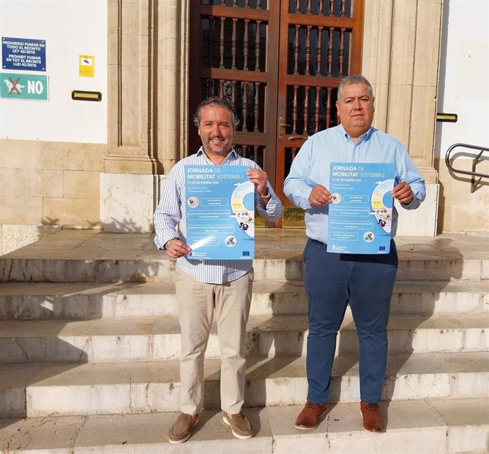 El conseller insular de Territorio, Movilidad e Infraestructuras, Fernando Rubio, y el director insular de Movilidad y Actividades, Rafel Oliver, con el cartel de la jornada.