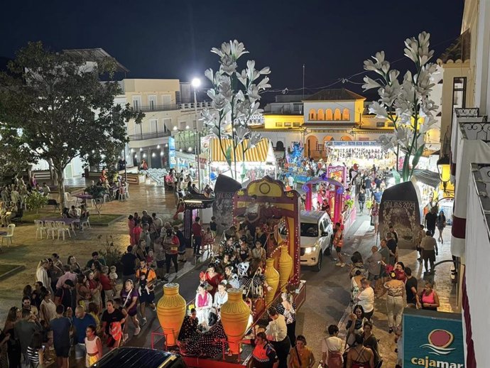 Desfile de carrozas de las fiestas en honor al Santísimo Cristo de la Luz de Dalías (Almería).