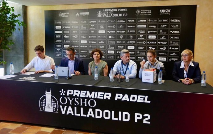 La Concejala De Participación Ciudadana Y Deportes Del Ayuntamiento De Valladolid, Mayte Martínez, En El Sorteo Del Cuadro Del Oysho Valladolid Premier Padel