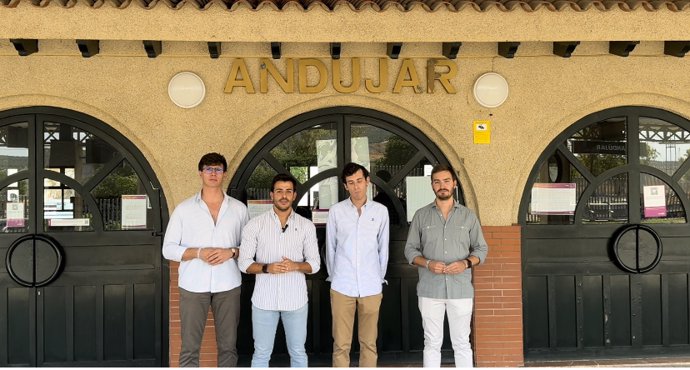 Miembros de Nuevas Generaciones Jaén en la estación de Andújar.