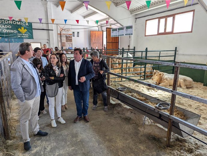 Las autoridades en la jornada inaugurala de la Feria de ganado de Cantavieja.