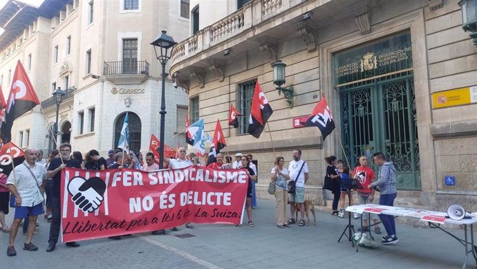 Concentración frente a la Delegación de Gobierno en Palma para reclamar la absolución de las 6 de La Suiza.