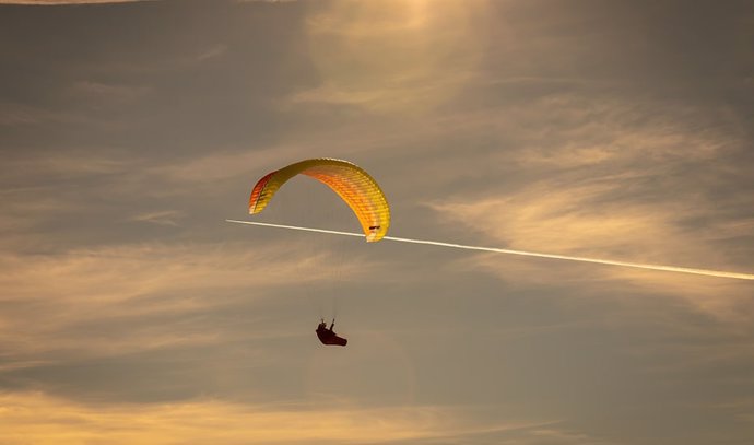 Archivo - Parapente en el cielo. Imagen de archivo. 